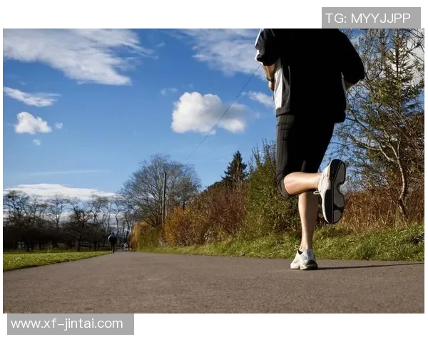 单亲足球球星逆境成长励志故事展现坚韧精神与家庭力量