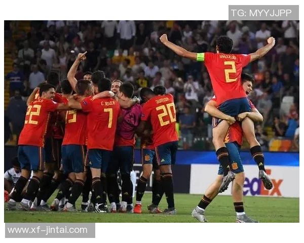 足球球星下蹲姿势展现力量与专注引发球迷热议与无限遐想